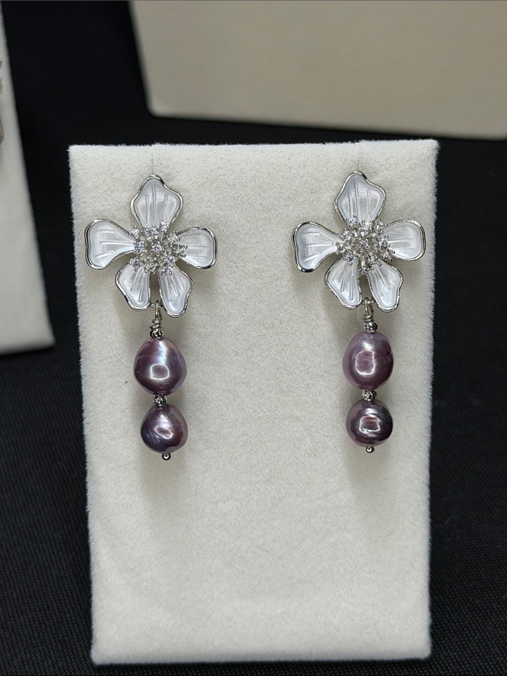 18k White gold over sterling floral earrings w/lavender barrack pearls. R-$250